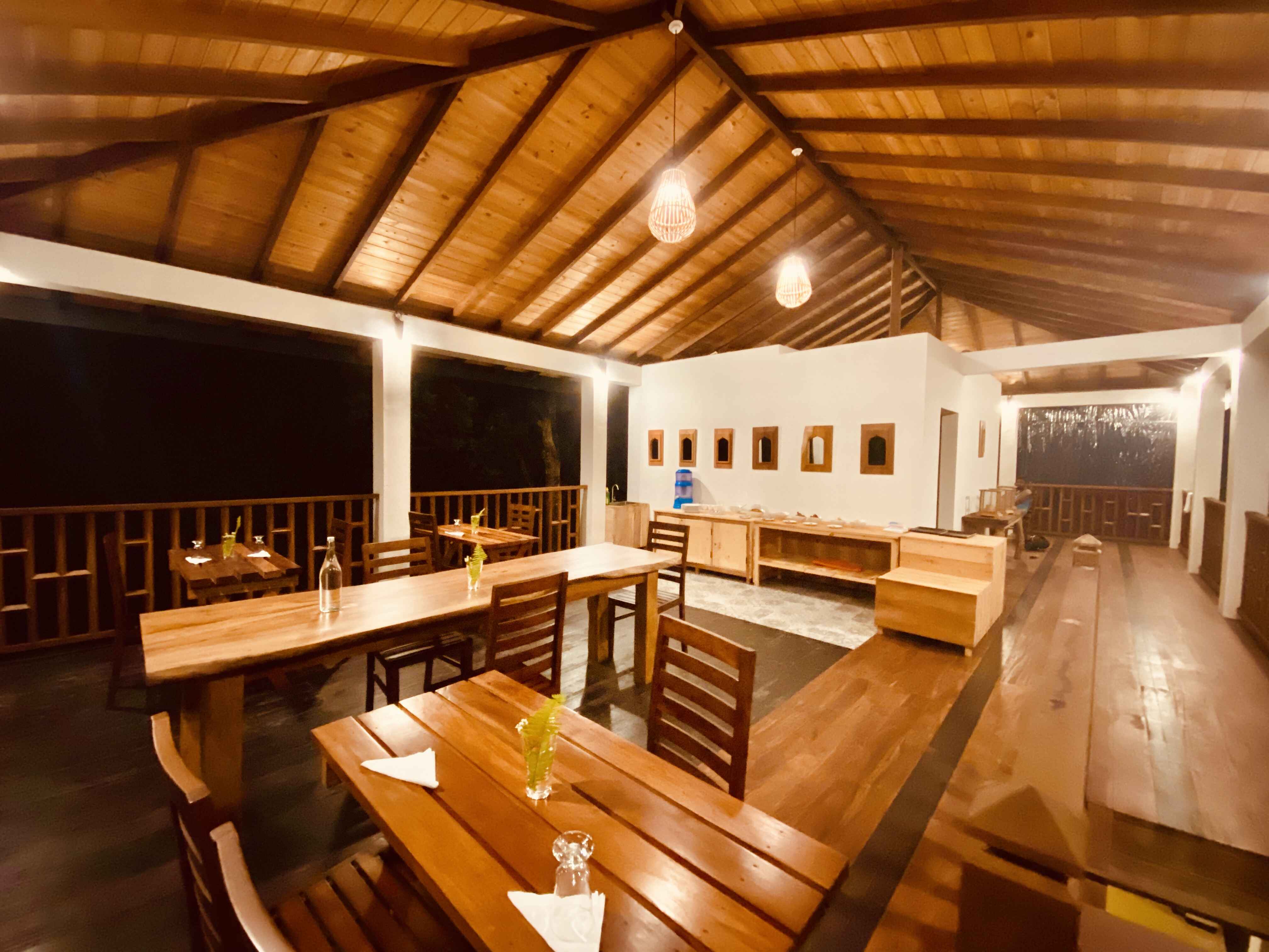 Traditional Sri Lankan dining at Kingdom Sanctuary Hotel